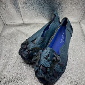 Blue floral Socofy flats sz 8 1/2